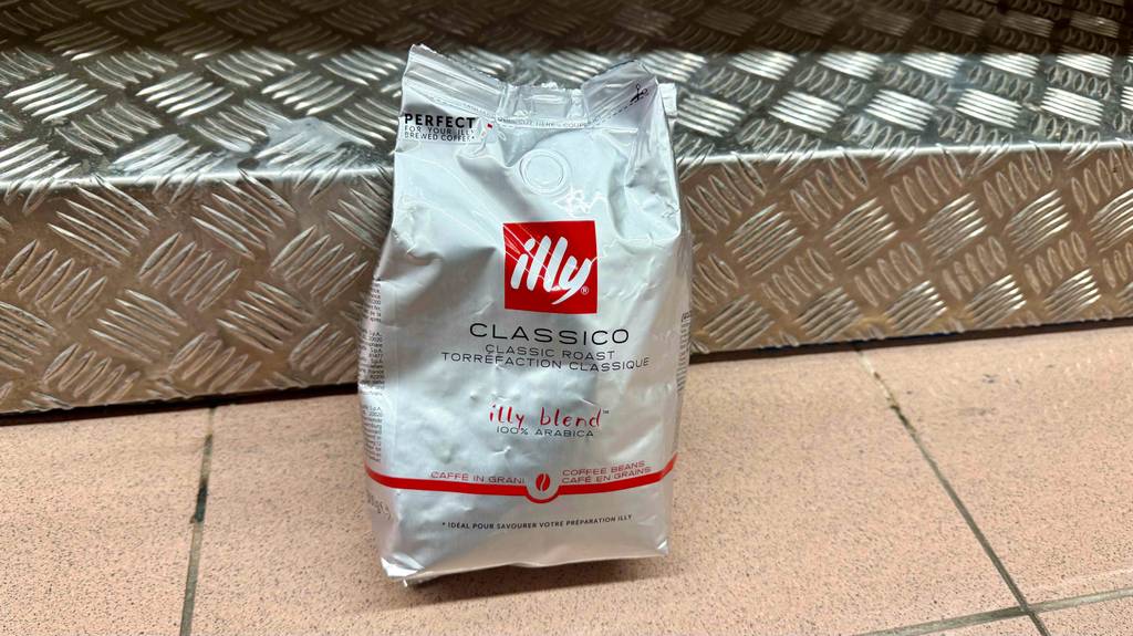 illy-Kaffeebohnen im Test: Eine silberfarbige Tüte steht auf dem Boden.