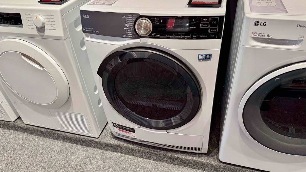 AEG-Trockner-Test: Das Modell befindet sich zwischen weiteren Trocknern auf einer Ausstellungsfläche im Verkauf.