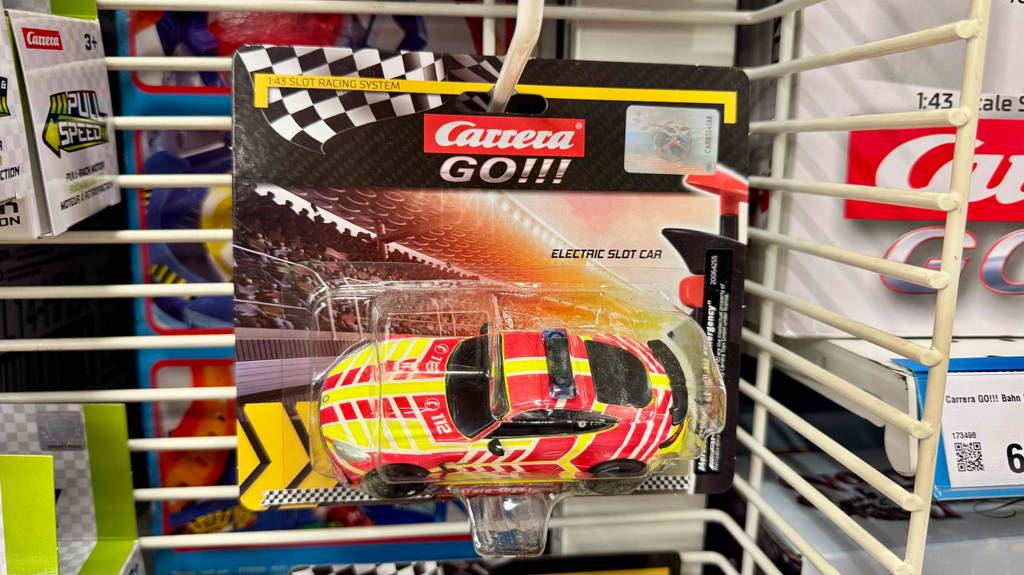 Im Test: Das Carrera-Go-Auto hängt innerhalb der transparenten Verpackung an einem Verkaufsregal.