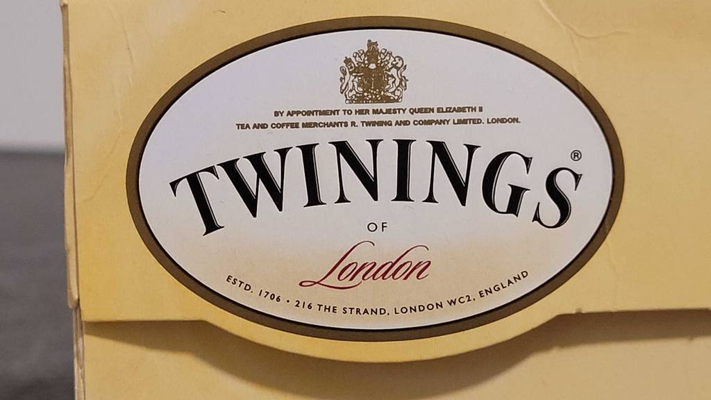 Twinings-Tea-Test: Nahaufnahme der Markenzeichen auf einer gelben Packung.
