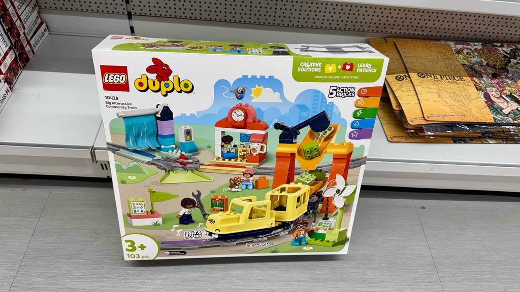 LEGO-DUPLO-Eisenbahnen im Test: Eine Packung mit 103 Einzelteilen steht vor einem Verkaufsregal.