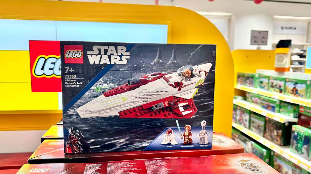 Das Lego-Star-Wars-Produkt im Test befindet sich in einer Verpackung, Starfighter für Kinder ab sieben Jahren, im Geschäft.