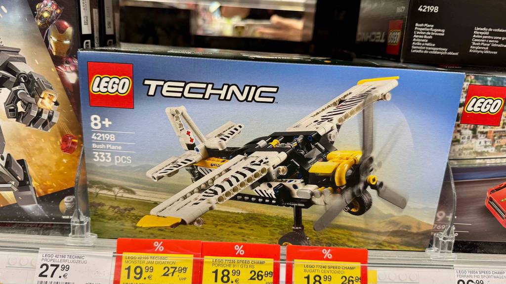LEGO-Technik im Test: Eine Packung mit einem Busch-Flugzeug aus 333 Teilen, ab acht Jahren, steht in einem Verkaufsregal mit weiteren LEGO-Baustein-Sets.