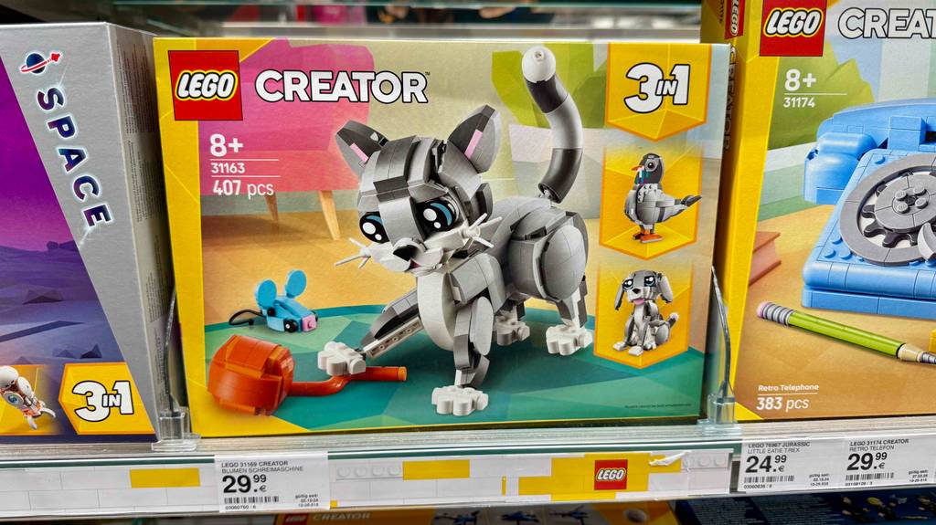 LEGO-Tiere im Test: Eine Packung mit 407 Einzelteilen zum Bauen einer Katze, eines Vogels oder Hundes steht auf einem Verkaufsregal zwischen weiteren LEGO-Produkten.
