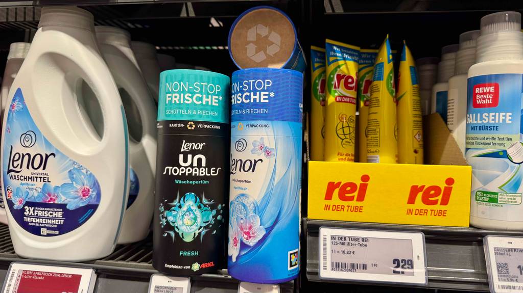 Das getestete Lenor-Wäscheparfüm in der Karton-Verpackung steht neben weiteren Wäschepflegemitteln auf einem Verkaufsregal.