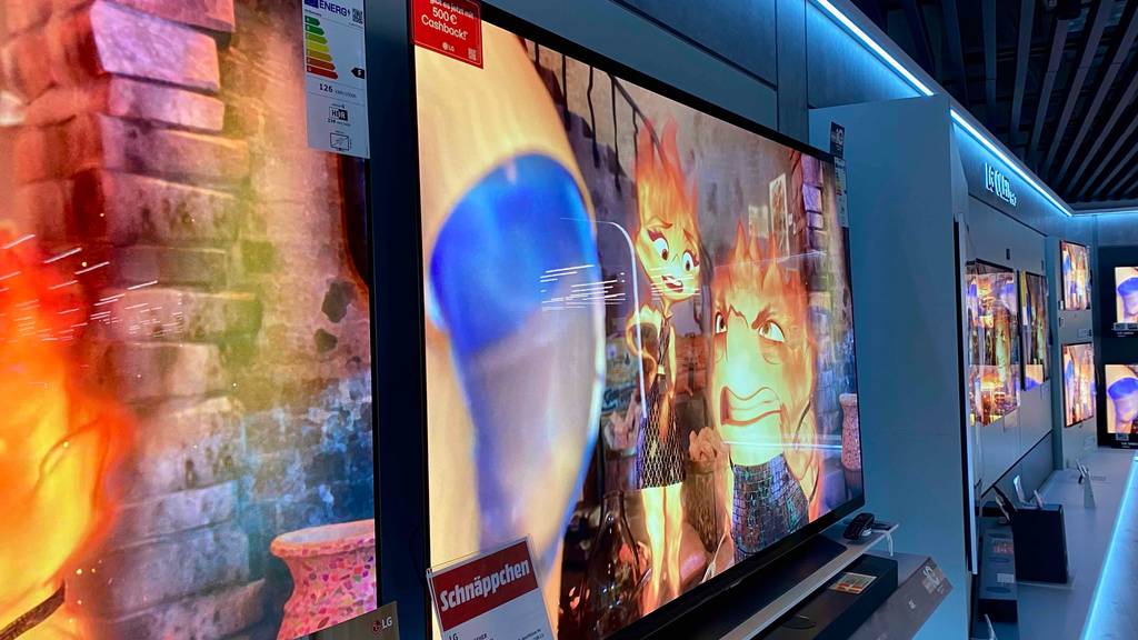 Seitliche Nahaufnahme eines OLED-TVs im Test, das sich in einem Geschäft mit weiteren Fernsehern befindet.