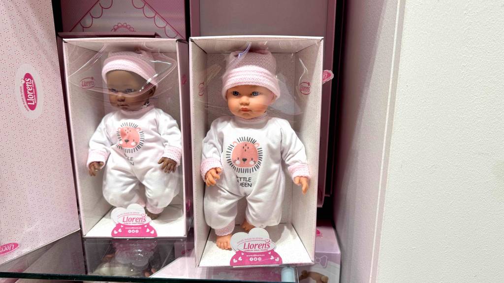 Llorenz-Puppen im Test: Zwei Verpackungen mit Puppen unterschiedlicher Hautfarbe stehen nebeneinander auf einem Verkaufsregal.