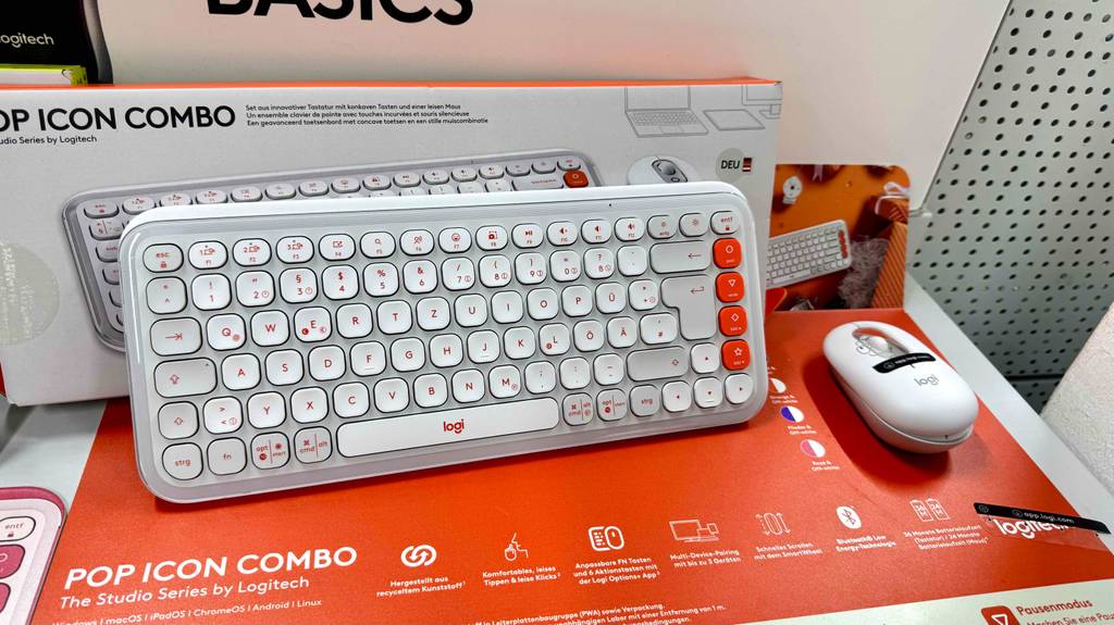 Getestet: Ein Logitech-Tastatur-Maus-Set in Weiß befindet sich auf seiner Verpackung.