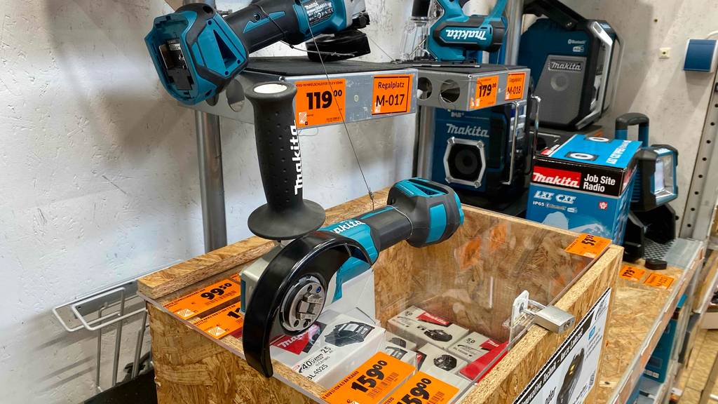 Makita-Akku-Winkelschleifer-Test: ein türkis-schwarzes Modell ist in einem Verkaufsbereich inklusive Preisschild ausgestellt.