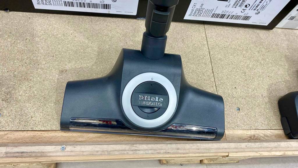 Nahaufnahme einer grauen Universalbodenbürste von Miele TurboTeQ.
