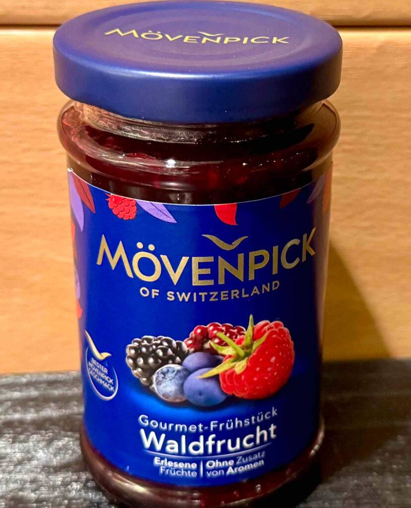 Detailansicht des Etiketts auf einer Waldfrucht-Mövenpick-Marmelade im Test.