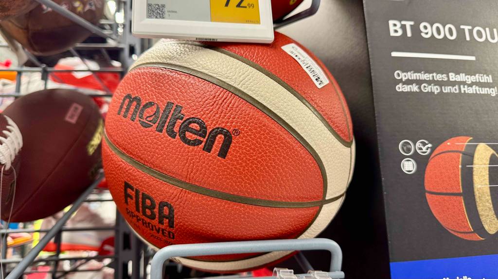 In einem Verkaufsregal befindet sich der getestete Basketball von Molten.