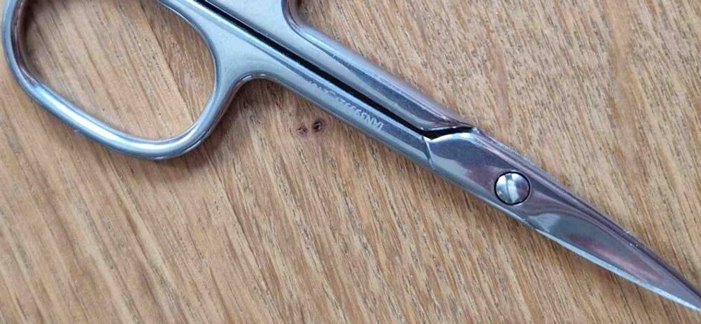 Nagelscheren im Test: Detailansicht der Schraubverbindung eines rostfreien Modells.