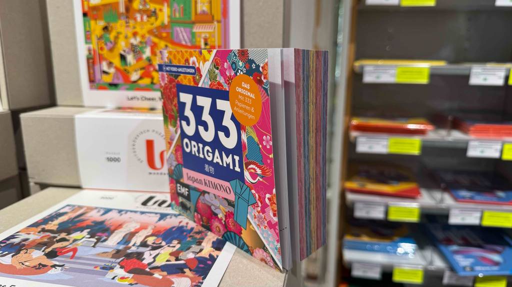 Origami-Papiere-Test: Ein Buch mit 333 Origami steht in einem Geschäft für Bastelbedarf auf einem Puzzle-Karton.