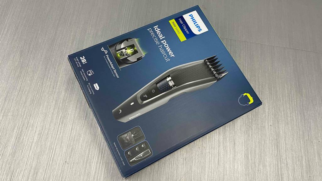 Philips-Haarschneider-Test: Eine blaue Originalverpackung liegt auf einer silbergrauen Oberfläche.