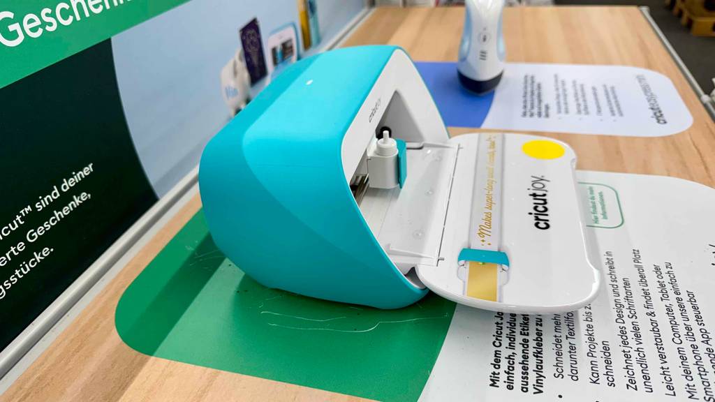 Plotter im Test: Seitenansicht des Modells der Marke Cricut, mit Blick auf den Einschub.