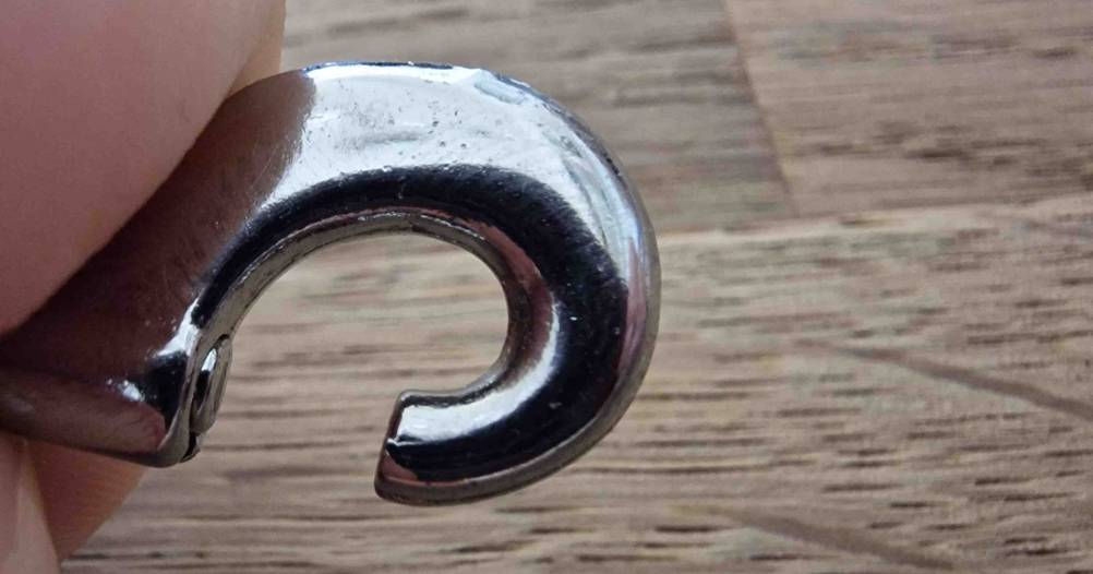 Rollleine-Test: Nahaufnahme eines Metallhakens.