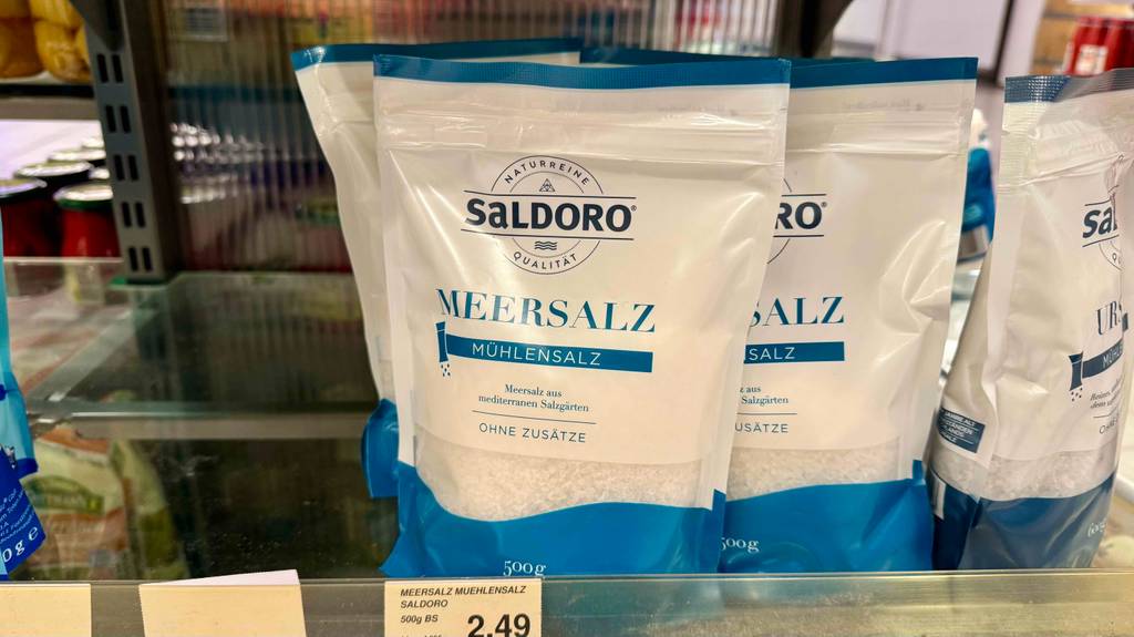 Salz-Test: mehrere 500-g-Beutel stehen auf einem Verkaufsregal.