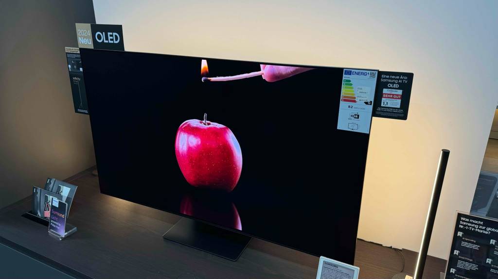 Ansicht von schräg oben auf einen 55-Zoll-Samsung-Fernseher im Test, der sich auf einem Fernsehtisch im Verkaufsbereich befindet.