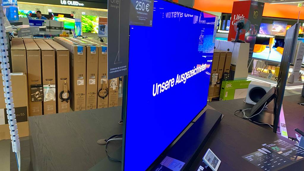 55-Zoll-Samsung-Fernseher im Test steht auf einem Tisch in einem Verkaufsbereich.