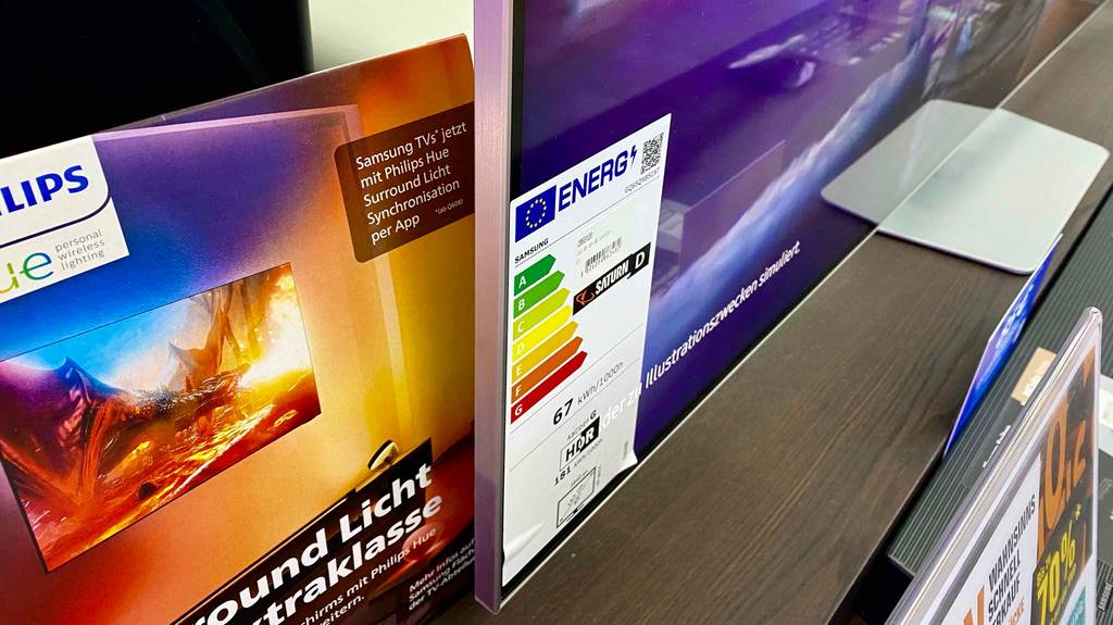 Seitenansicht von oben auf einen Samsung-Fernseher (65 Zoll) im Test, der sich inklusive Energie-Etikett in einem Verkaufsbereich befindet.