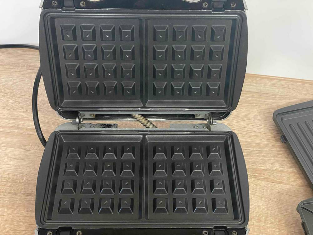 Ansicht von oben auf einen geöffneten und getesteten Sandwichmaker 3 in 1.