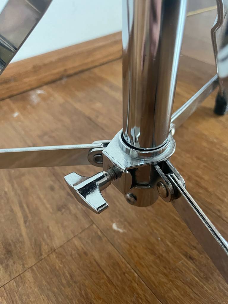 Detailansicht des Schließmechanismus eines dreibeinigen getesteten Schlagzeug-Hockers.