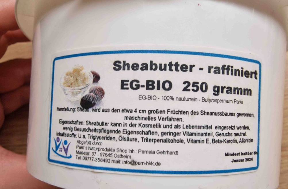 Sheabutter-Test: Nahaufnahme des Etiketts mit Informationen zur raffinierten Sheabutter im 250-Gramm-Tiegel.