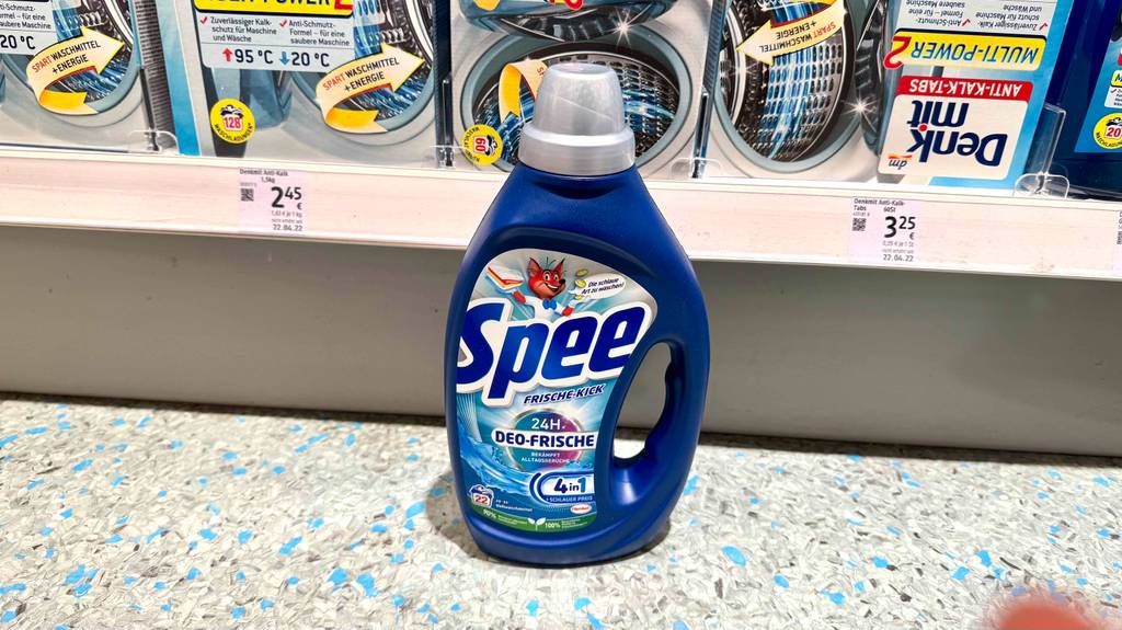 Im Test: Spee-Waschmittel in der Flasche steht vor einem Verkaufsregal.