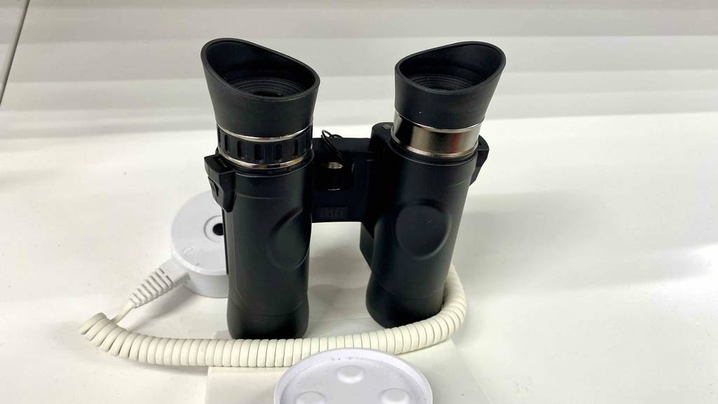Schwarzes Steiner-Fernglas im Test steht aufrecht ausgestellt auf einer weißen Fläche.