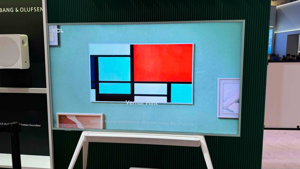 Getestet: Ein TCL-Fernseher inklusive Testbild steht in einem Ausstellungsbereich.