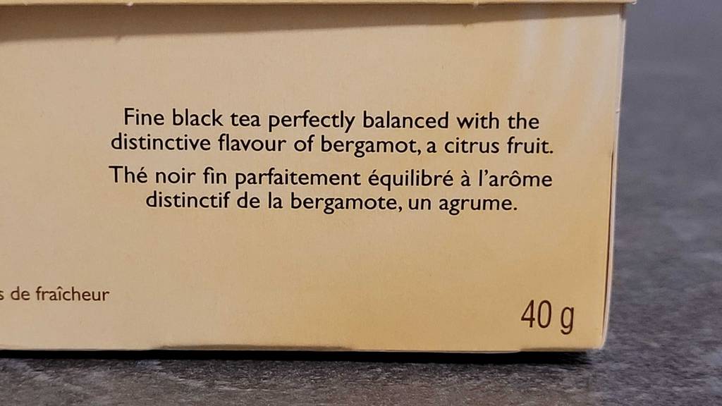 Twinings-Tea im Test: Nahaufnahme der Beschriftung auf einer gelben 40-g-Packung.