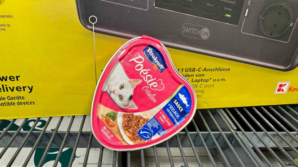 Getestet: Vitakraft-Katzenfutter in der Schale steht vor einem gelben Karton auf einem Regal im Verkaufsbereich.