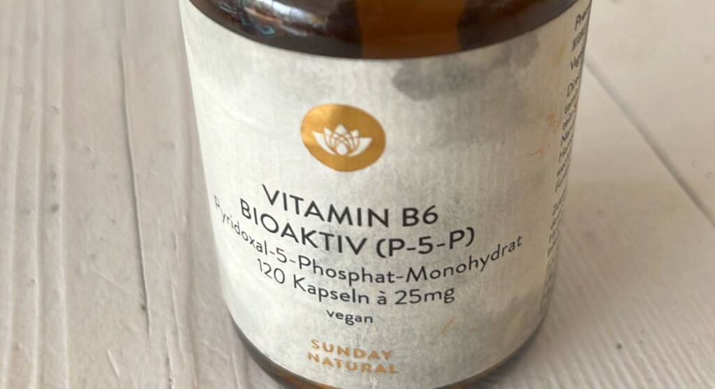 Nahaufnahme des Etiketts auf dem braunen Glasbehälter des getesteten Vitamin-B6-Präparats in Form von Kapseln.