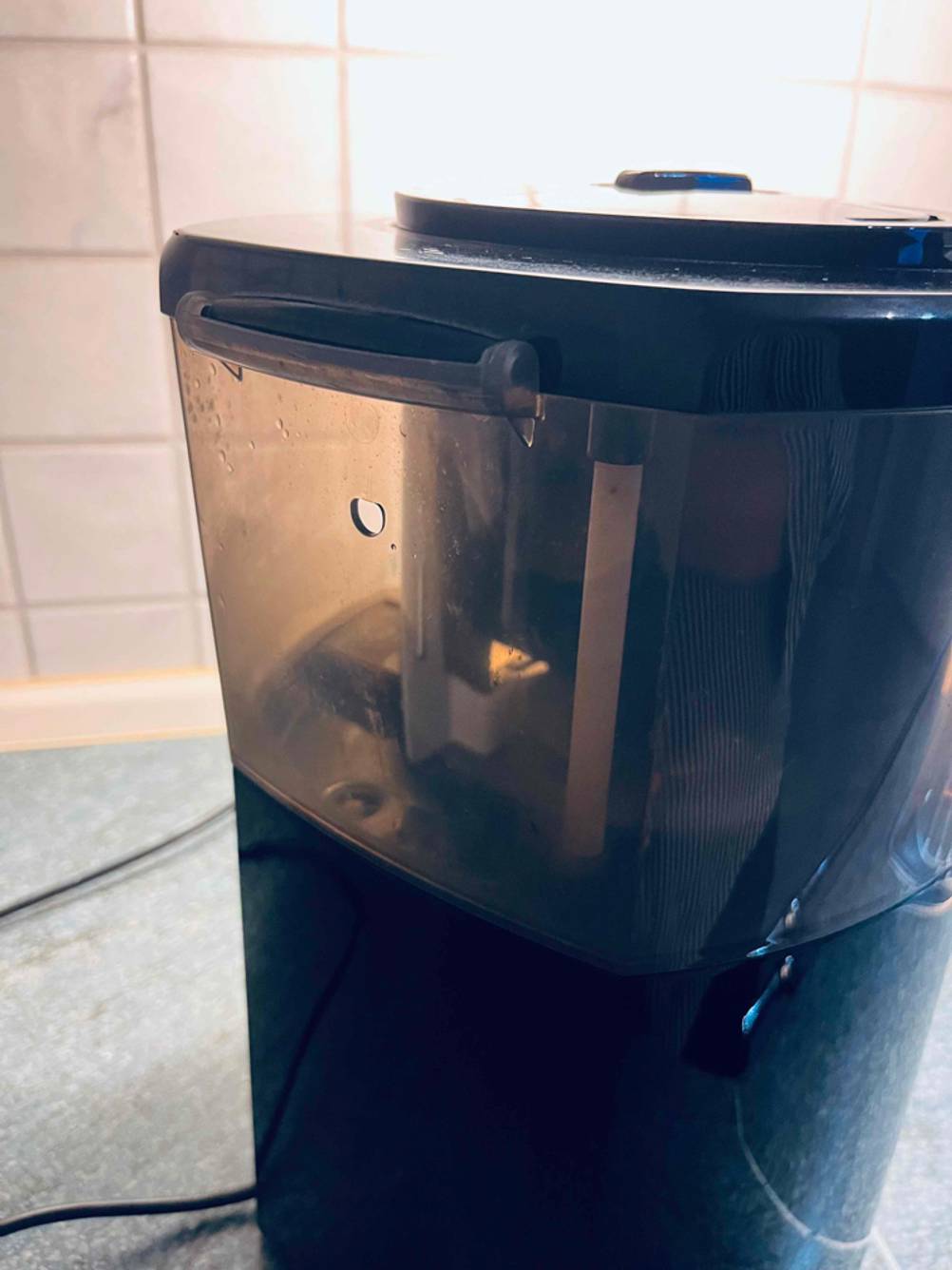 Nahaufnahme des Wassertanks einer getesteten Kaffeemaschine mit Direktbrühsystem, im schwarzen Design.