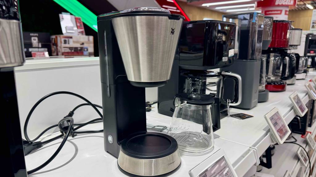Im Test: Eine WMF-Kaffeemaschine steht auf einem Ausstellungsregal.