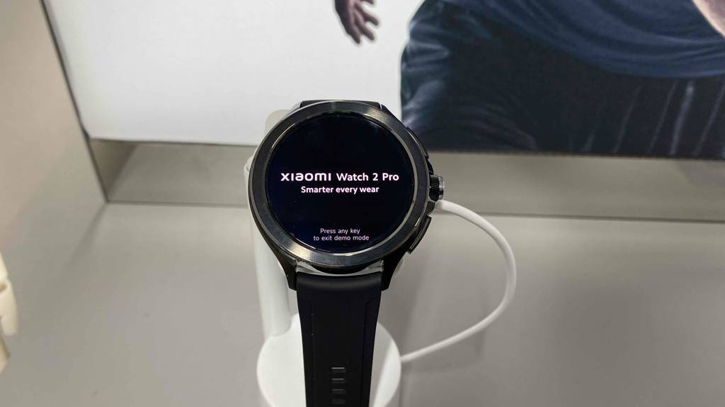 Xiaomi-Smartwatch-Test: ein schwarzes Modell 2 Pro auf einem Ausstellungsständer im Verkaufsbereich.