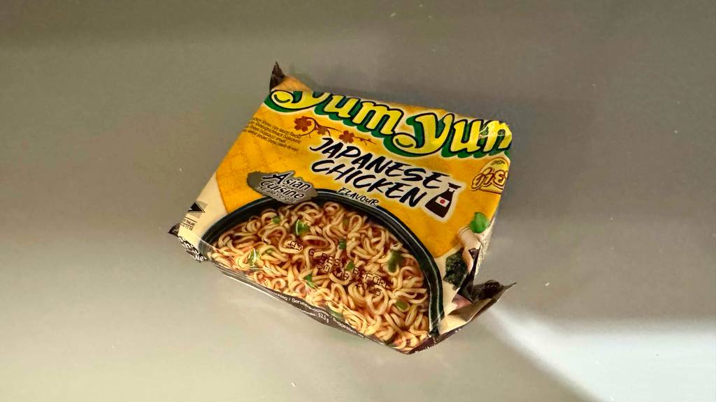 Yum-Yum-Nudeln im Test befinden sich in einer Kunststofftüte auf einem grauen Untergrund.