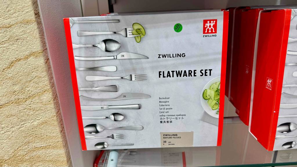 Das getestete Zwilling-Besteckset in der Packung mit 30 Teilen für vier Personen steht auf einem Verkaufsregal.