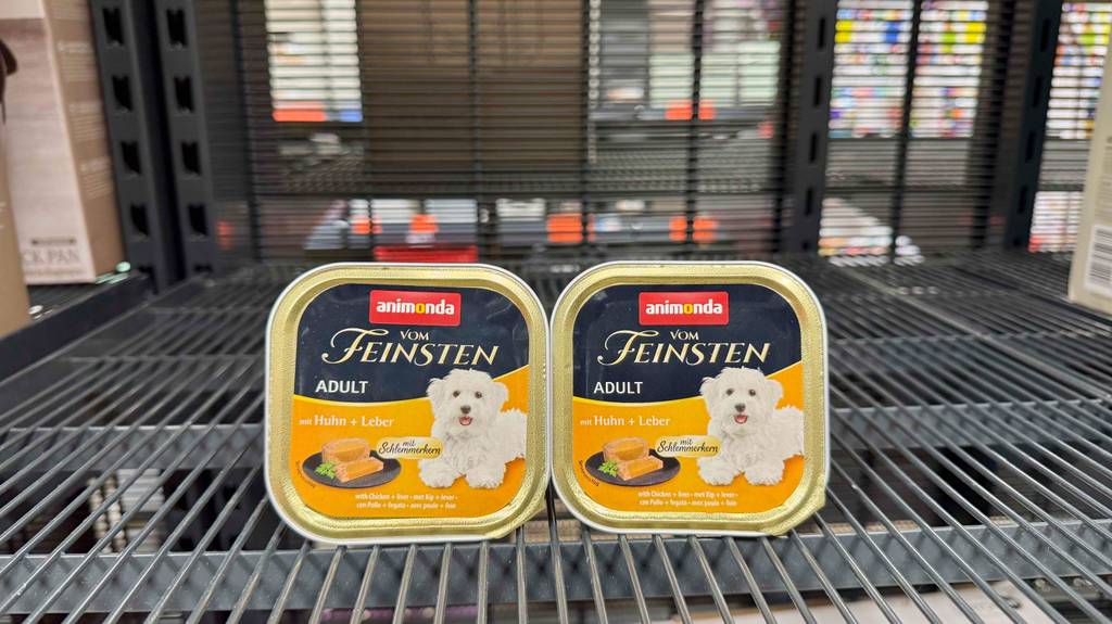Testen: Animonda-Nassfutter für Hunde in zwei Schalen, die auf einem Regal stehen.