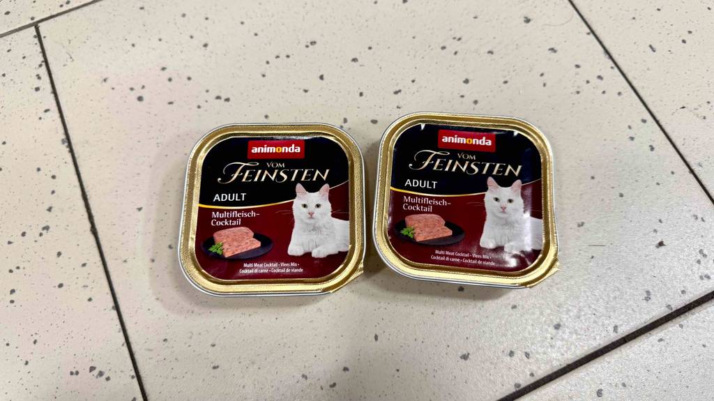 Zwei Schalen mit getestetem Animonda-Nassfutter für Katzen stehen auf einem Fliesenbelag.