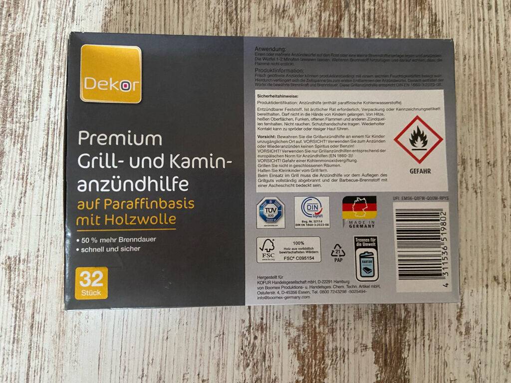 Anzünder im Test: Ansicht der Produkt- und Anwendungsbeschreibung auf einer Packung Grill- und Kaminzündhilfe.