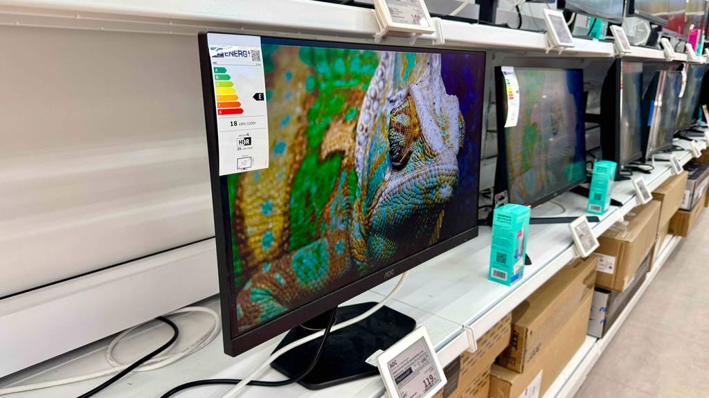 Der AOC-Gaming-Monitor im Test steht am Anfang einer Reihe von Monitoren auf einem Ausstellungsregal im Verkauf.