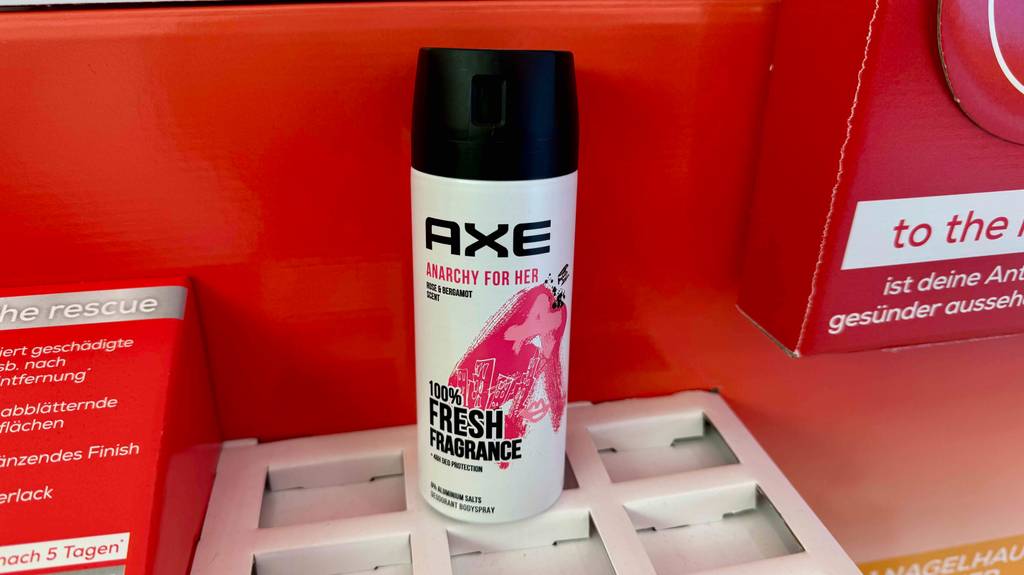 Im Test: Ein Axe-Deo als Spray in der Dose befindet sich in einem Verkaufsregal.
