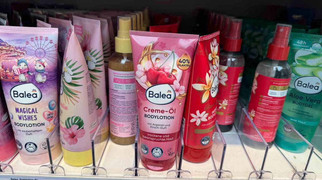 Eine Tube mit getestetem BALEA Bodylotion steht inmitten weiterer Körperpflegeprodukte im Verkaufsregal.