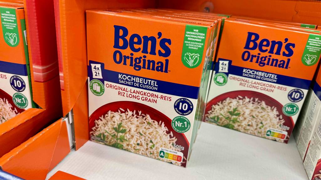 Mehrere Packungen mit getestetem Bens Original Reis befinden sich nebeneinander auf einem Verkaufsregal.