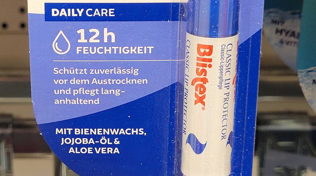 Detailansicht der Produktbeschreibung auf der Verpackung einer getesteten Blistex-Lippenpflege.