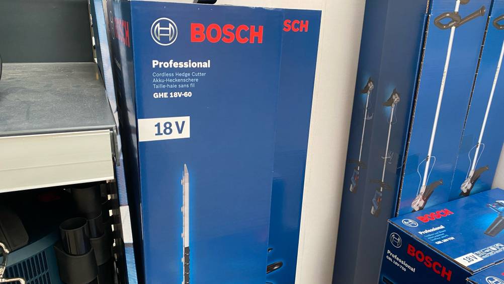 Bosch-Heckenschere im Test: Originalverpackung einer Professional Akku-Heckenschere steht in einem Verkaufsbereich.