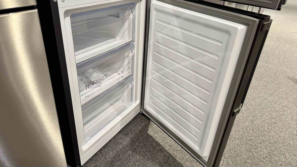 Detailansicht der transparenten Schubladen im Gerfrierbereich der Bosch-Kühl-Gefrierkombination im Test.