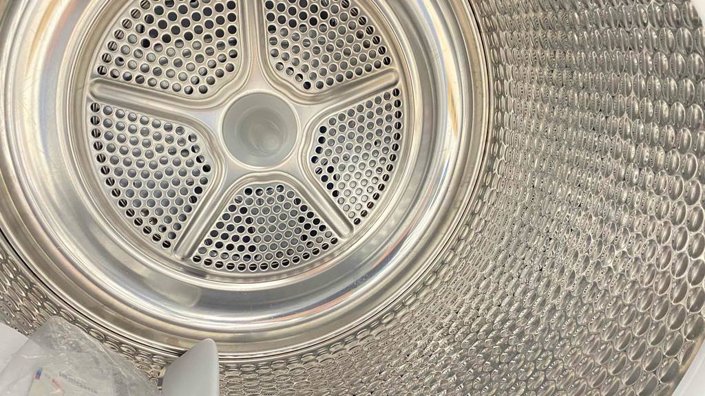 Bosch-Wärmepumpentrockner im Test: Detailansicht des Innenraums von einer Edelstahl-Trommel.